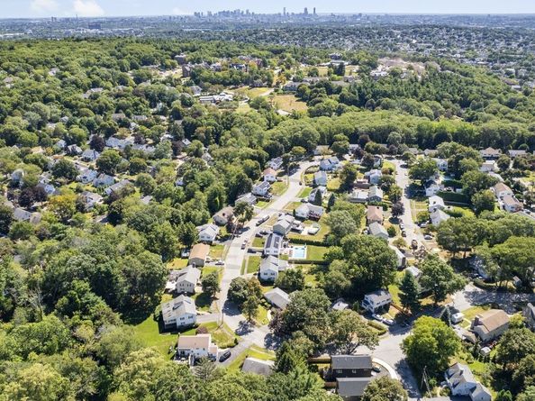 14 Mallard Way, Waltham MA 02452