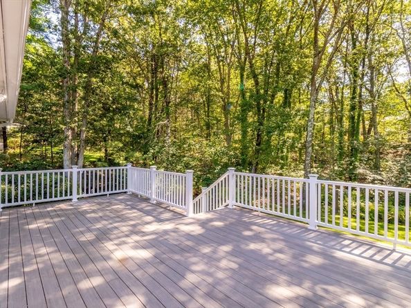 14 Onondaga Ln, Medfield MA 02052