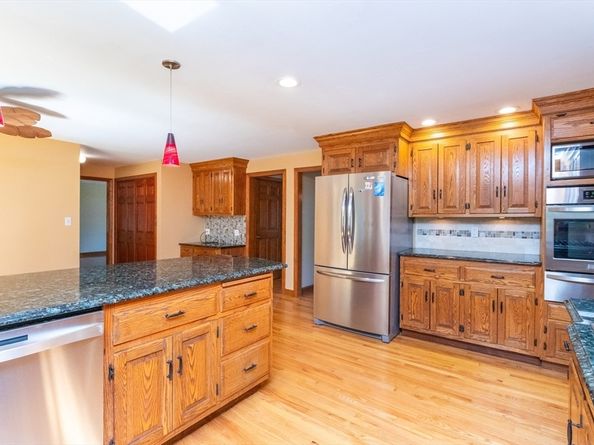 14 Onondaga Ln, Medfield MA 02052