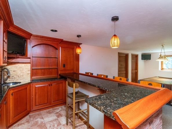 14 Onondaga Ln, Medfield MA 02052