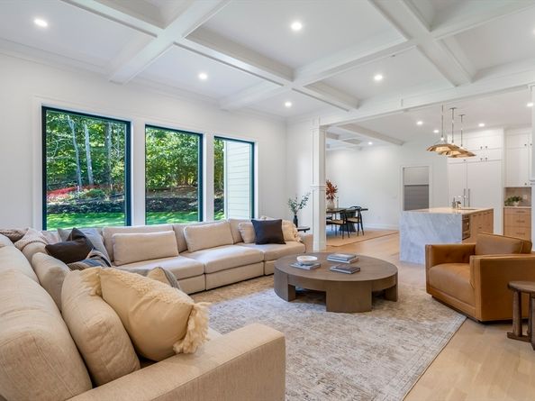92 Hill St, Lexington MA 02421