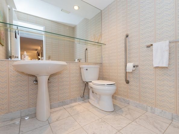 79 Florence St 402S, Newton MA 02467