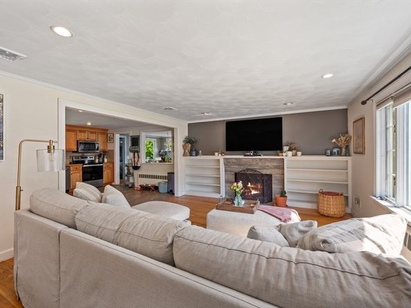 37 Hillcrest Rd, Wakefield MA 01880