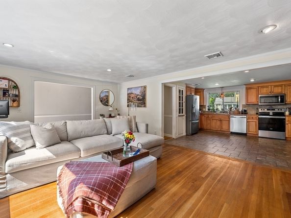 37 Hillcrest Rd, Wakefield MA 01880