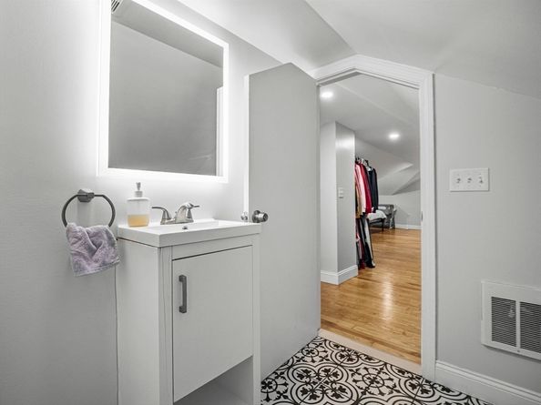 232 Lynn St, Peabody MA 01960