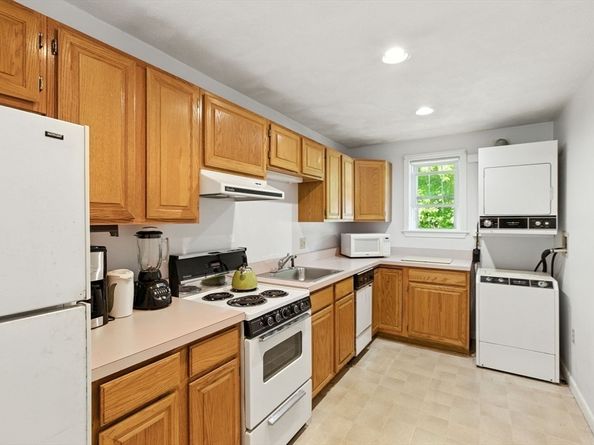28 Edgeworth St, Weymouth MA 02189
