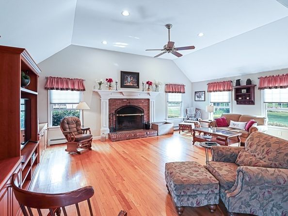 318 W Main St, Millbury MA 01527