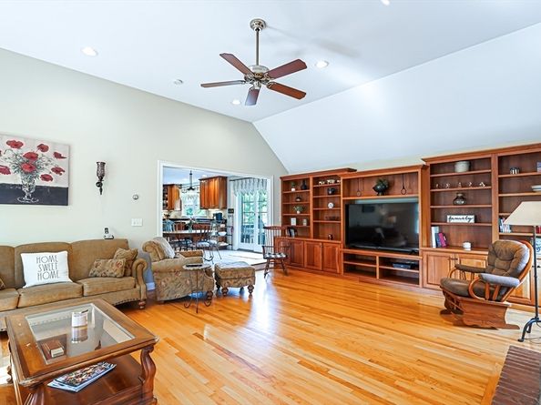 318 W Main St, Millbury MA 01527