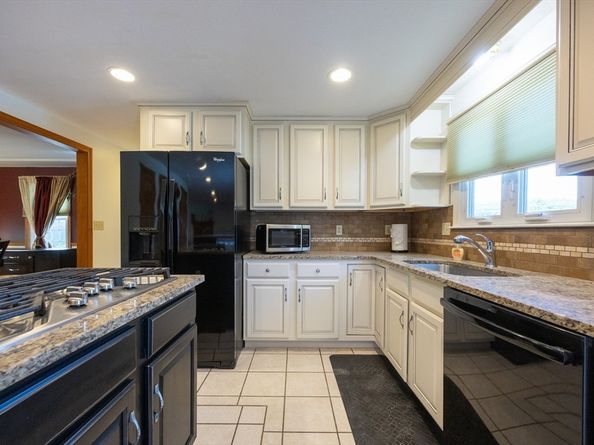110 Cobblestone Lane, Bridgewater MA 02324