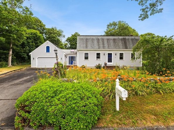 10 Gosnold St, Mattapoisett MA 02739