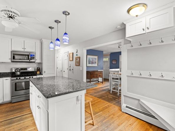 10 Gosnold St, Mattapoisett MA 02739