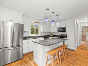 10 Gosnold St, Mattapoisett MA 02739