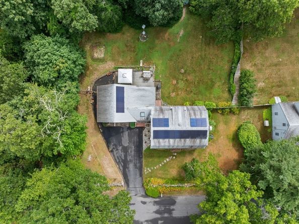 10 Gosnold St, Mattapoisett MA 02739