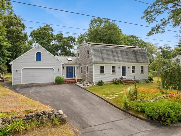 10 Gosnold St, Mattapoisett MA 02739