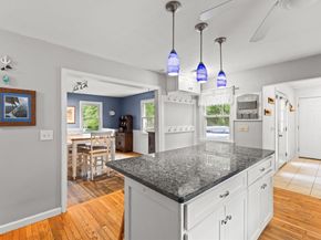 10 Gosnold St, Mattapoisett MA 02739