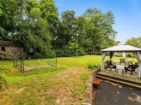 10 Gosnold St, Mattapoisett MA 02739
