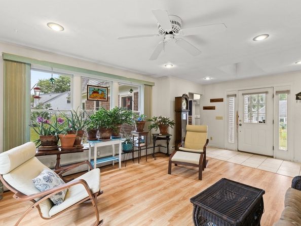 10 Gosnold St, Mattapoisett MA 02739