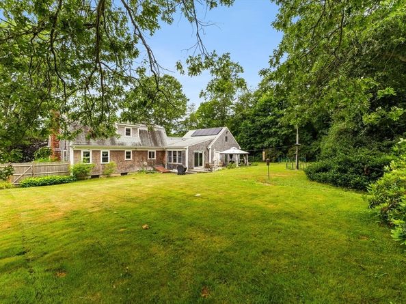 10 Gosnold St, Mattapoisett MA 02739