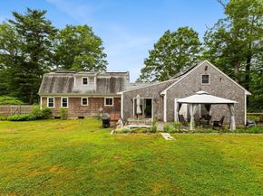 10 Gosnold St, Mattapoisett MA 02739