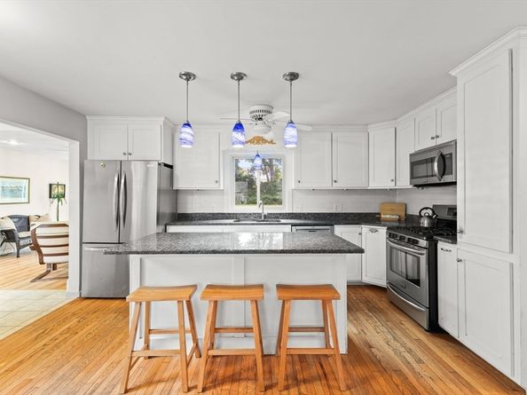 10 Gosnold St, Mattapoisett MA 02739