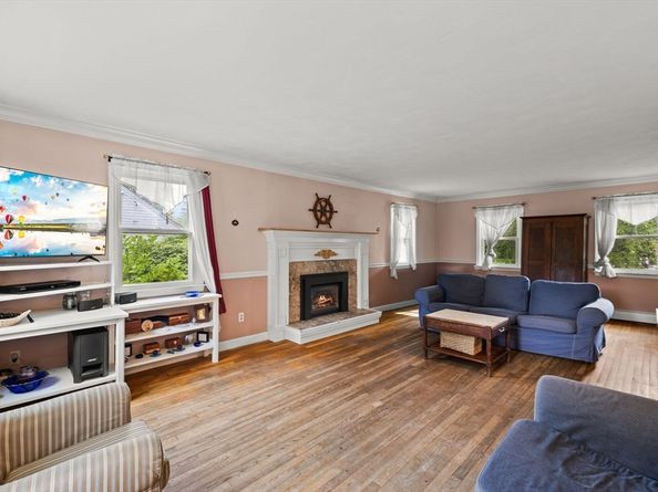 10 Gosnold St, Mattapoisett MA 02739