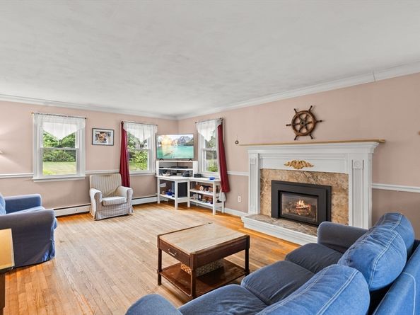 10 Gosnold St, Mattapoisett MA 02739