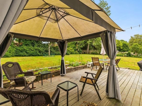 10 Gosnold St, Mattapoisett MA 02739