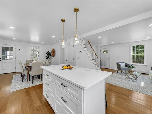 87 School St, Hanover MA 02339