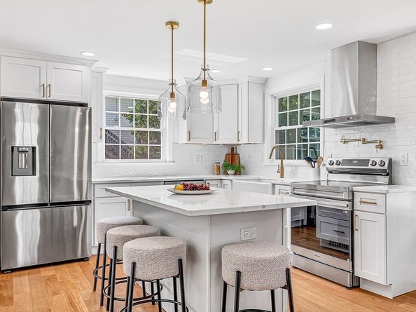 87 School St, Hanover MA 02339