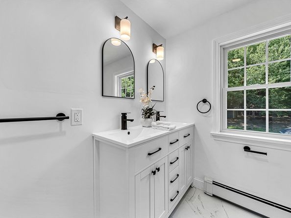 87 School St, Hanover MA 02339