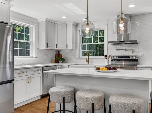 87 School St, Hanover MA 02339