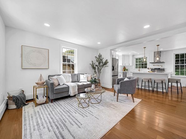 87 School St, Hanover MA 02339
