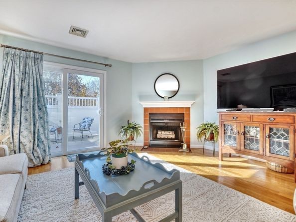 1206 Lagrange St 1206, Boston MA 02467