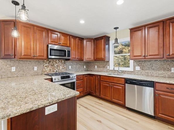 13 Parkwood Dr, Wareham MA 02571