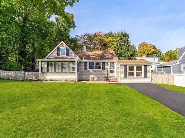 10 Corinne Pkwy, Middleboro MA 02346