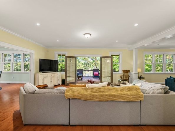 250 Meadowbrook Rd, Dedham MA 02026