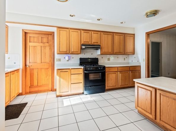 83 Commodore Rd, Worcester MA 01602