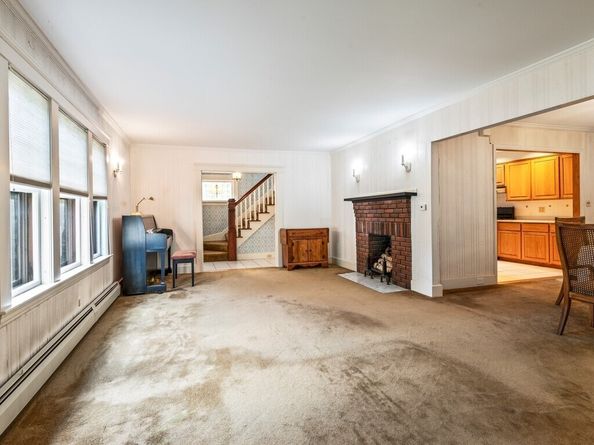 83 Commodore Rd, Worcester MA 01602