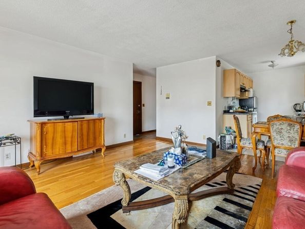 94 Beaconsfield Rd 201, Brookline MA 02445