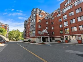 100 Ledgewood Dr 319, Stoneham MA 02180