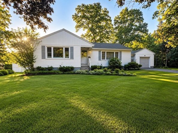 54 Colbert St, Leominster MA 01453
