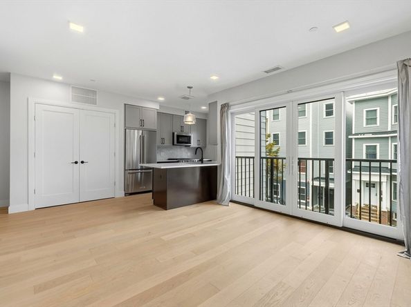 287 Maverick St U202, Boston MA 02128