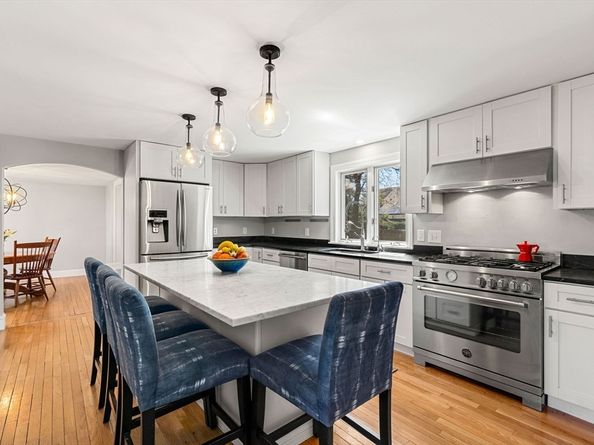 11 Woodbridge Rd, North Andover MA 01845