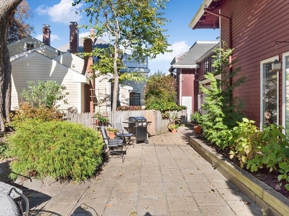 4 Coffin Court, Newburyport MA 01950