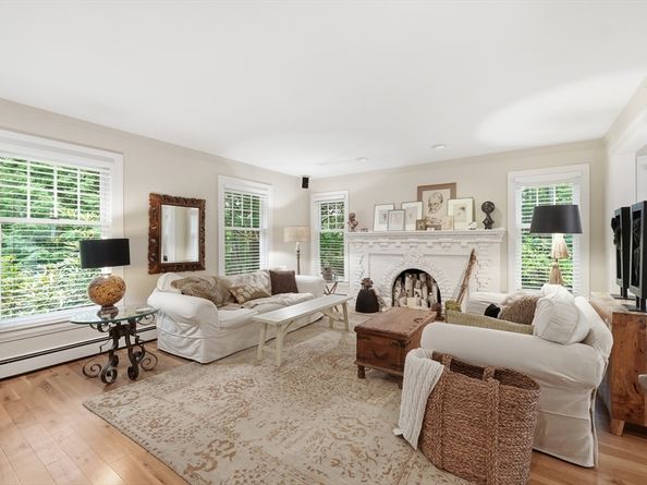 18 Village Green Ln, Holden MA 01520