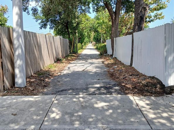 1371 NW 51st Ter, Miami FL 33142