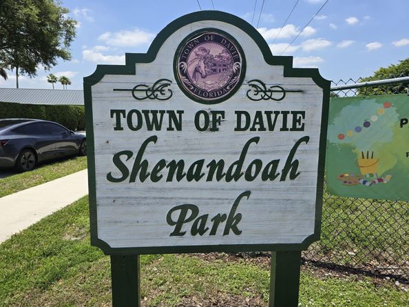 530 Radford Ter, Davie FL 33325