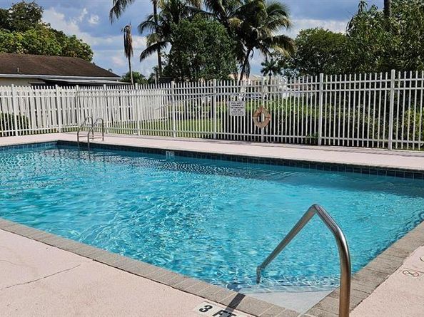 530 Radford Ter, Davie FL 33325