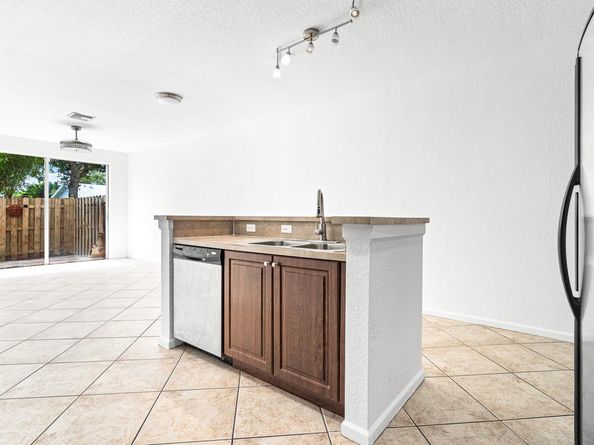 8244 Prestige Commons Dr, Tamarac FL 33321