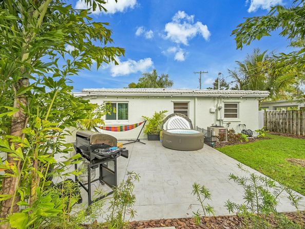 2135 NE 4th Way, Boca Raton FL 33431